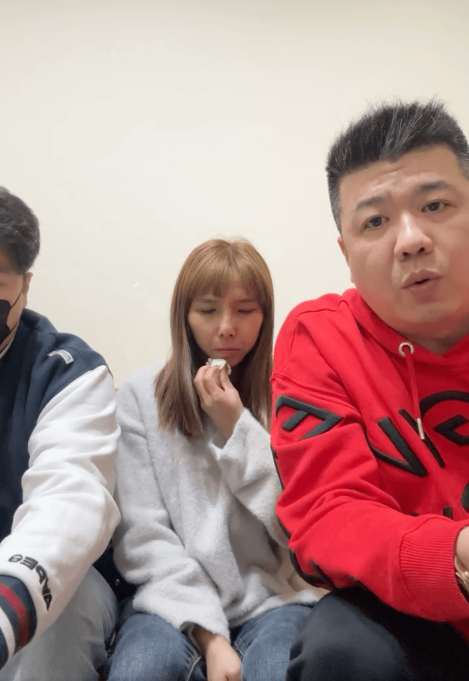 隨後愛婆與友人傑哥在臉書開直播時，傑哥說明目前的狀況，她則是在一旁頻頻拭淚。（翻攝自晚安小雞臉書）