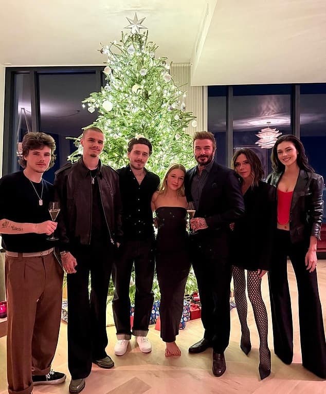 2024年12月，布魯克林和妻子跟貝克漢一家過耶誕節。（翻攝victoriabeckham IG）