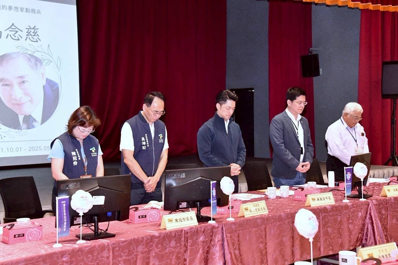 聯合提案陳情大巨蛋問題的其中一名里長馬念慈近日逝世，蔣萬安率全體人員在開會前向馬念慈致哀。（台北市政府提供）