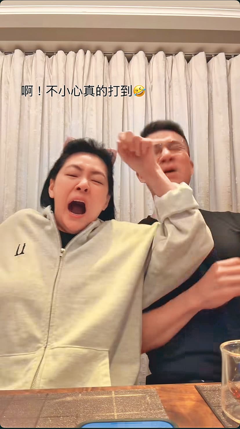 小S（左）挑戰超夯「臭臭舞」，不料直接給老公許雅鈞（右）來個正面迎擊。說好不打臉的QQ～（翻攝自小S IG）