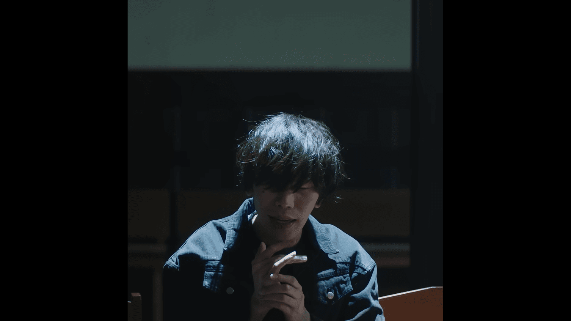 米津玄師的〈Lemon〉原曲在講述對於過世的爺爺的思念，以及親人之間深刻的情感，MV上架至今已累計點閱9.2億次觀看。（翻攝自米津玄師YouTube）