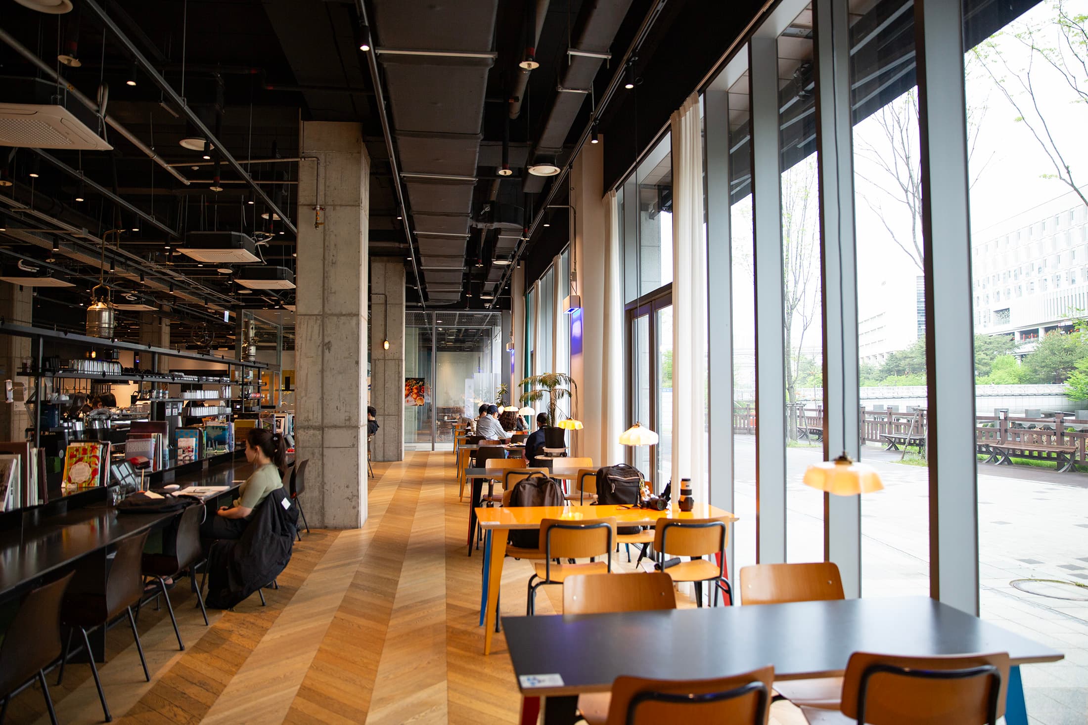 TERAROSA COFFEE內部空間採光極佳，大片自然光灑落，營造出舒適的工作氛圍。
