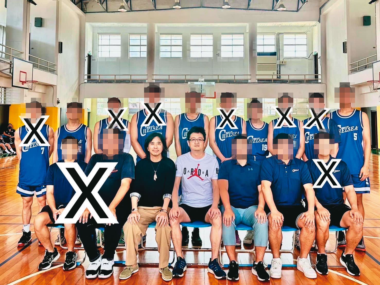 邵之雋（前排左4）透過教育部政務次長葉丙成（前排左3）挖角多名球員至開南高中，但已有多人（打Ｘ者）退隊。（讀者提供）