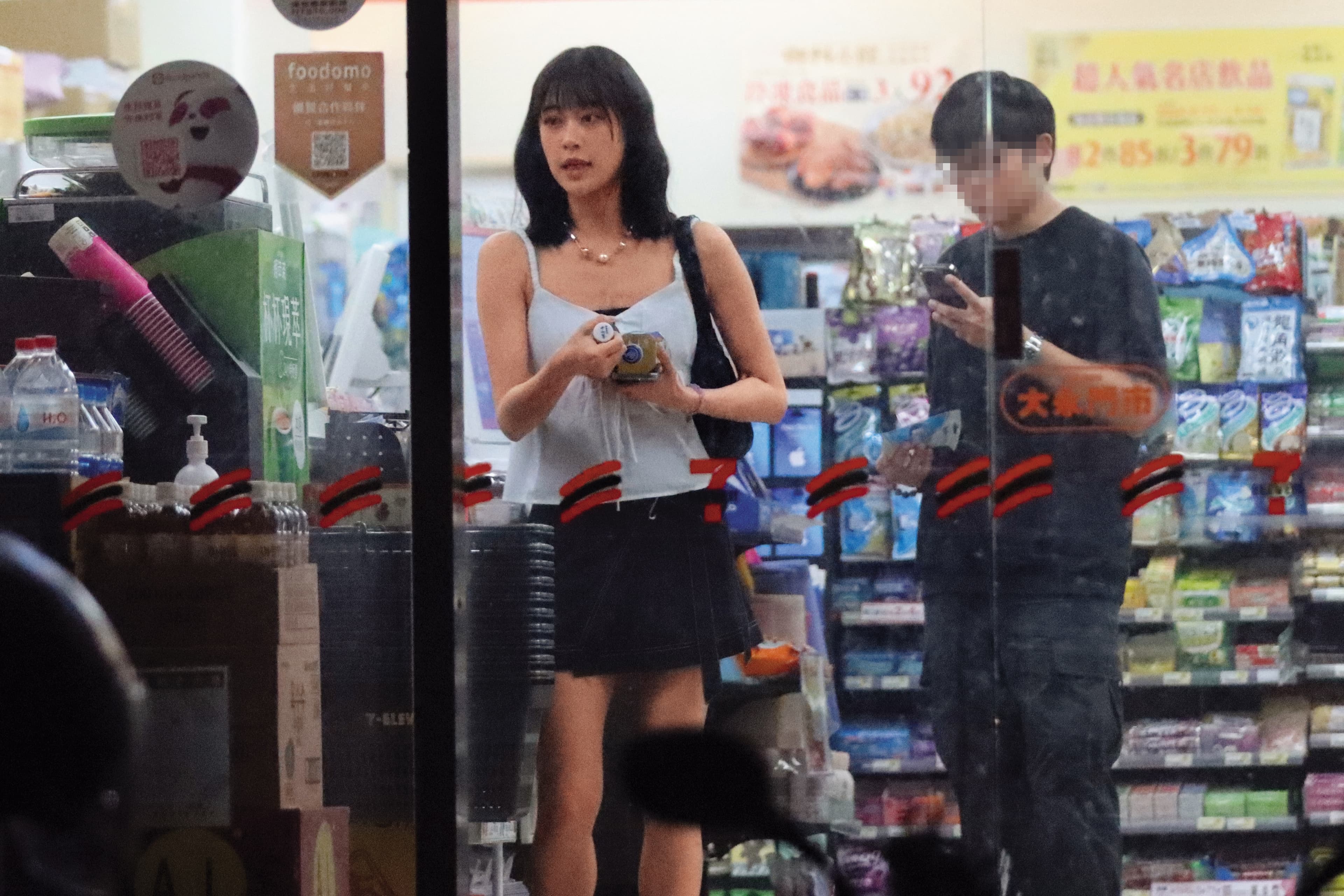 00：24，將車停回林亭翰家後，雨婷先到便利商店買東西。