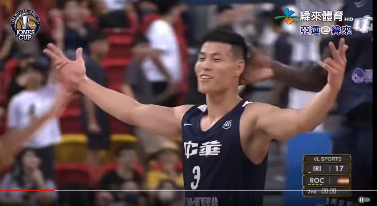 投出logo shot後，林秉聖舉雙手露出驕傲神情。（翻攝籃球場邊搜查員Sideline Searcher YouTube頻道）