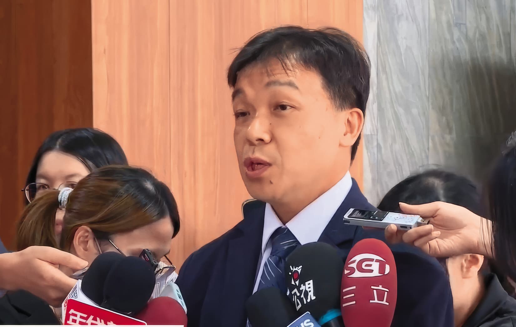 陸委會副主委沈有忠曾公開提醒，這類以「兩岸交流」為名、提供落地招待的旅遊團，可能都涉有統戰風險。（翻攝鏡新聞）