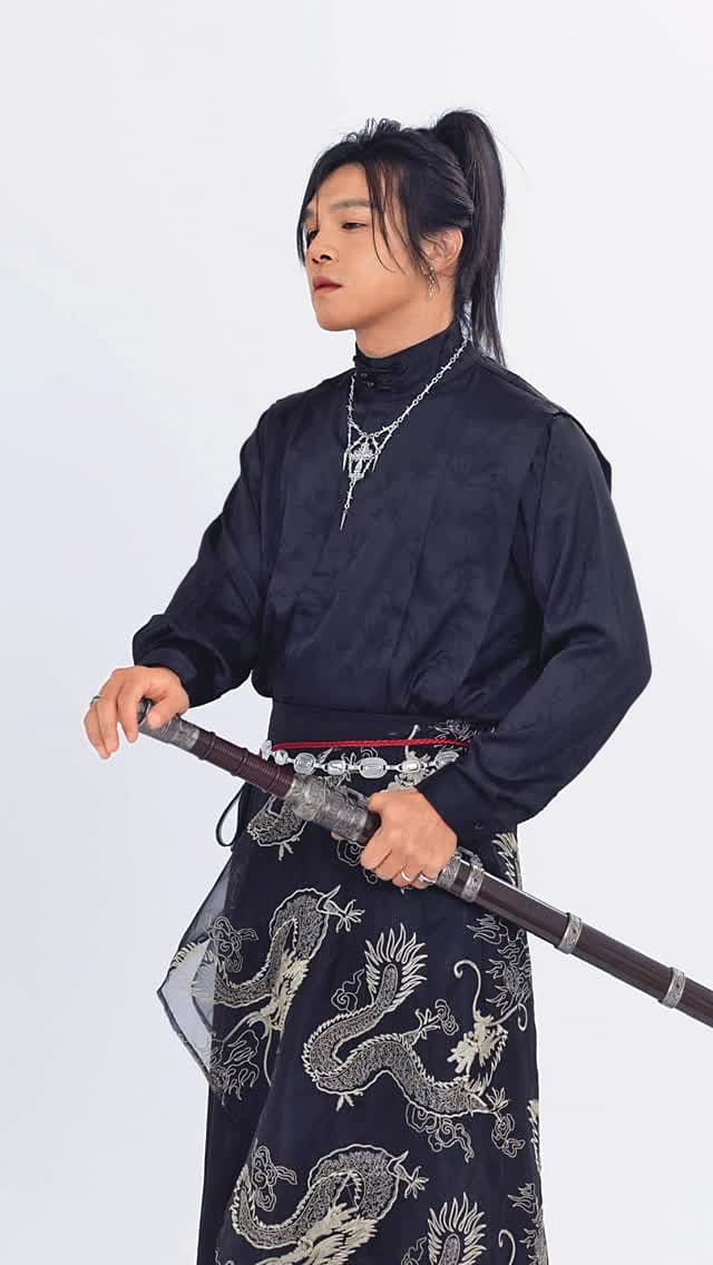 重新振作的阜東昇，改掉藝名「陳凡騏」，並回歸音樂界，推出新作。（翻攝自阜東昇IG）