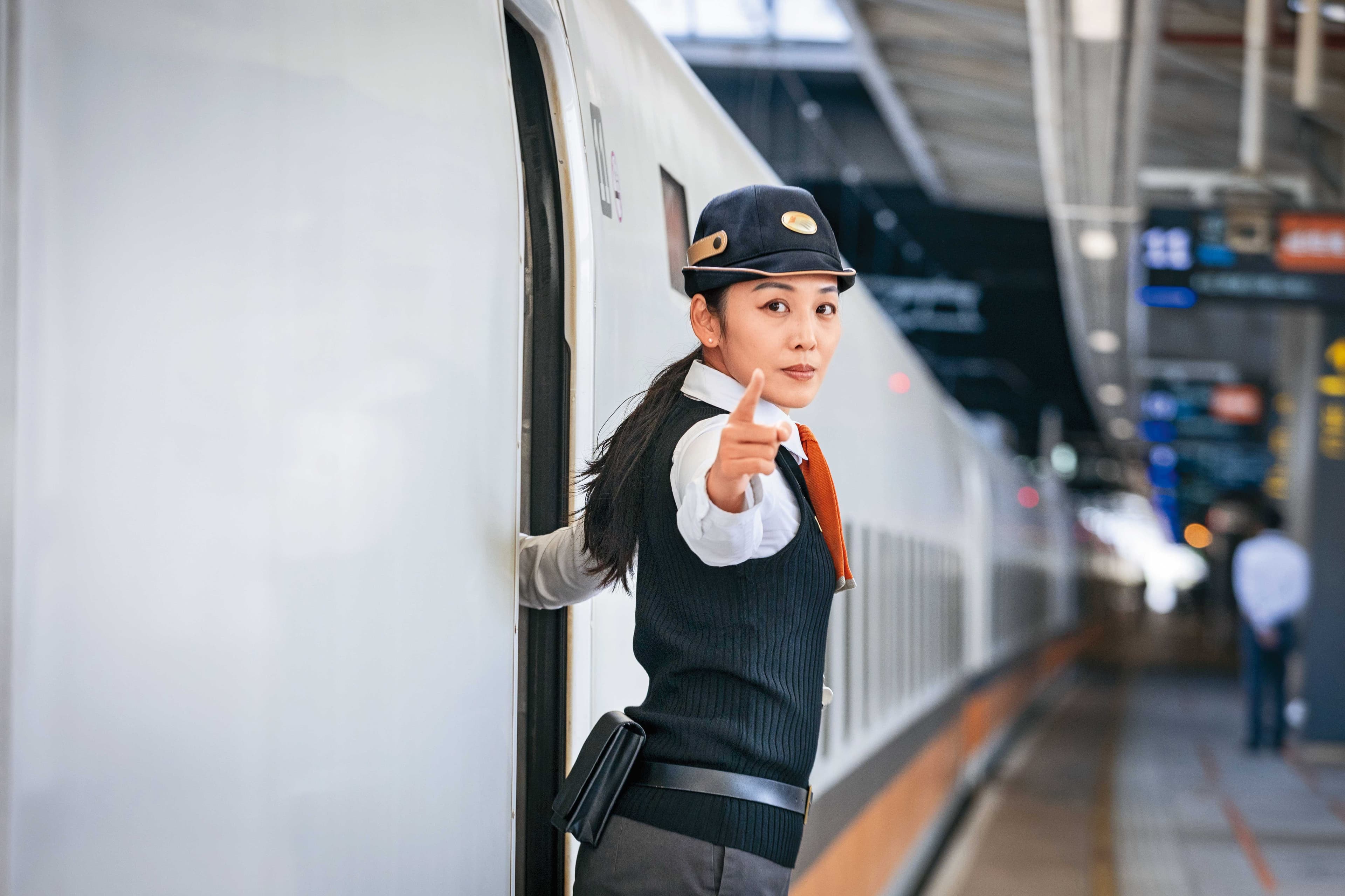 列車準備出站，關門前列車長需進行指差確認。