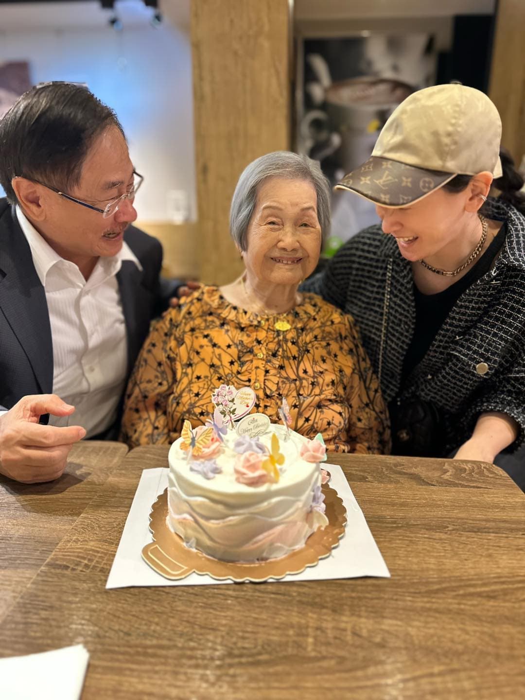 李晶晶（右）去年5月曾與父親李博文（左），一起為阿嬤（中）過母親節。（翻攝李晶晶臉書）
