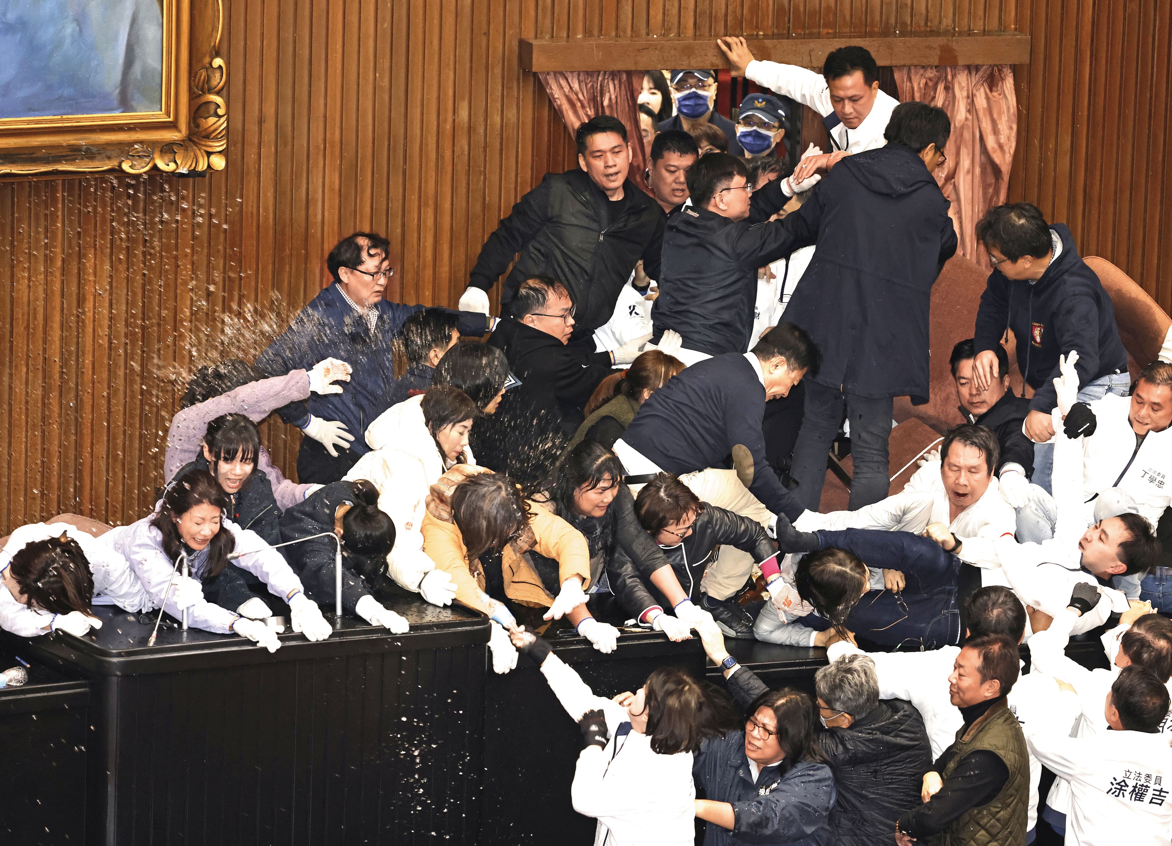朝野政治攻防、極度對立情勢下，蔡英文憂心公共政策討論空間被壓縮，因而籌組讀書會盼引動社會討論，但強調「不會指點江山」。