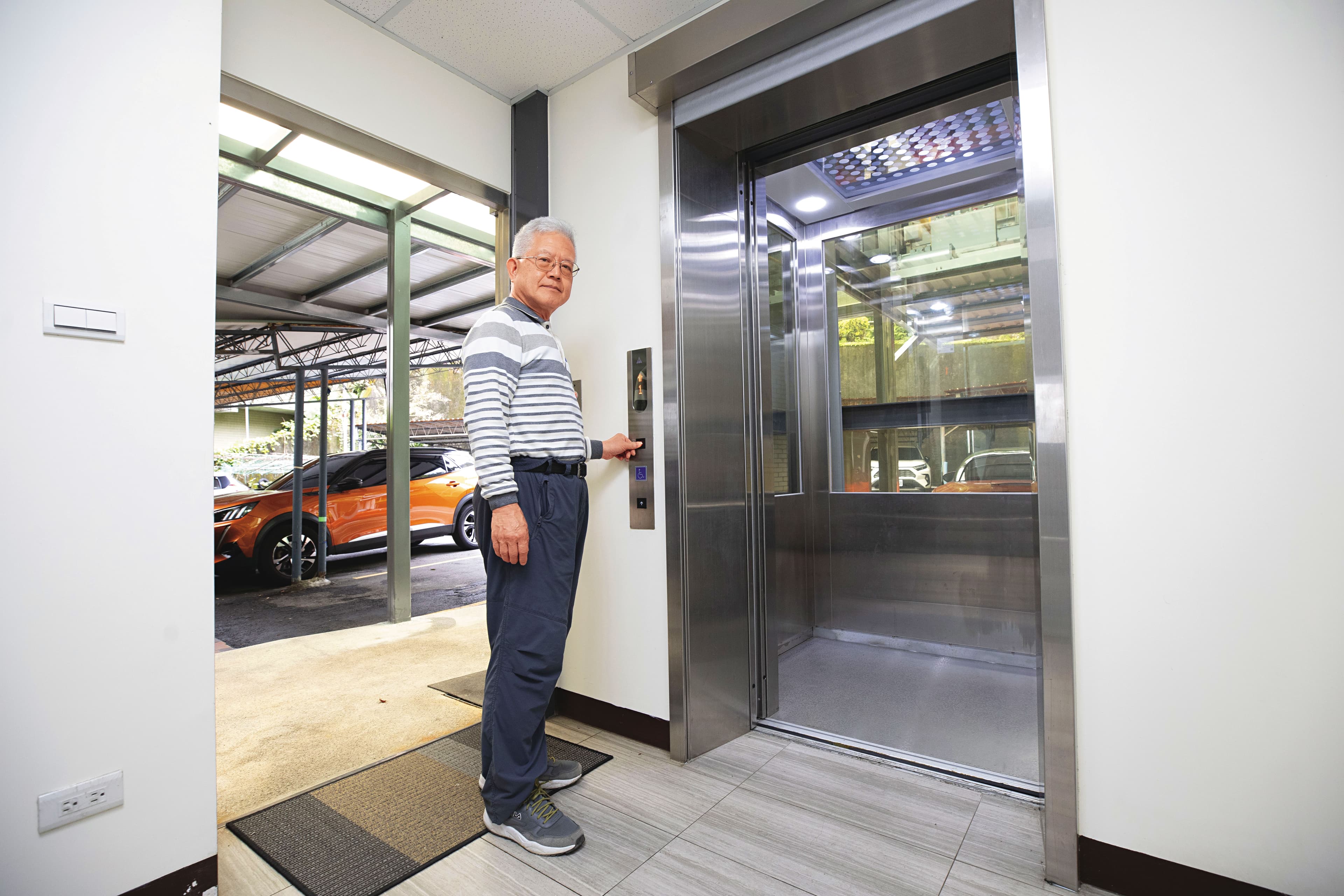 69歲王茂年為爭取自宅公寓蓋電梯，奮鬥了5年，如今能輕鬆上下樓，他笑說：「一切都值得。」