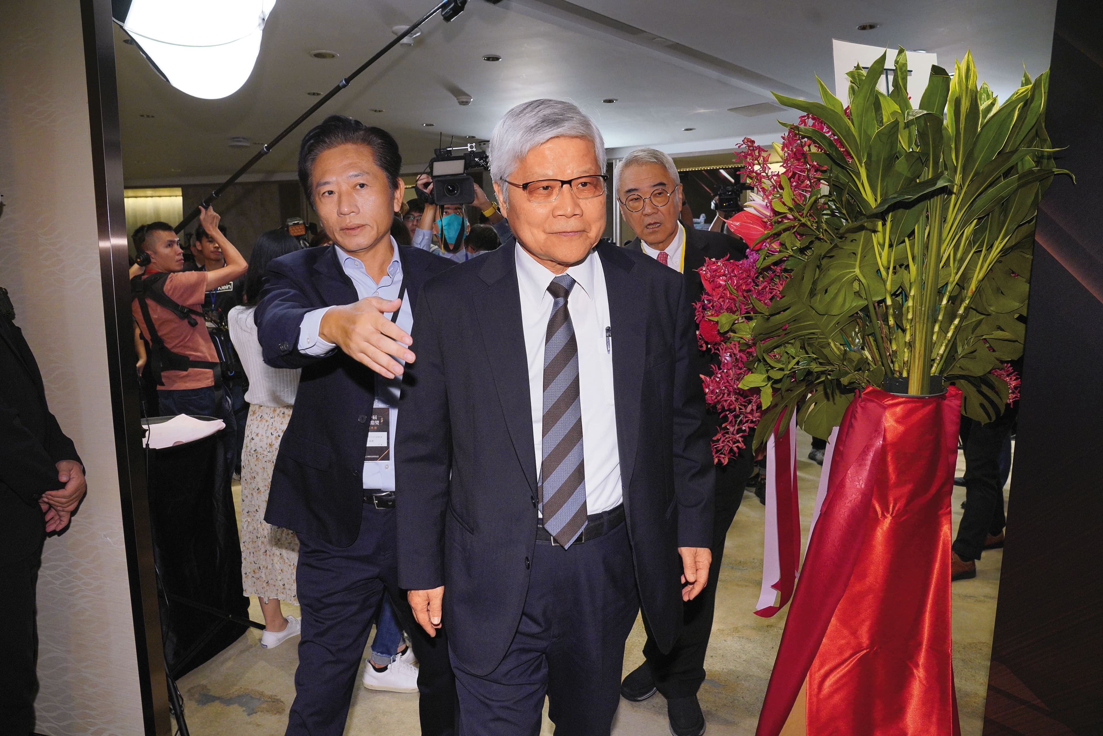 台美20％關稅曝光，比日韓更高，因川普開出的條件，讓台積電董座魏哲家十分為難。