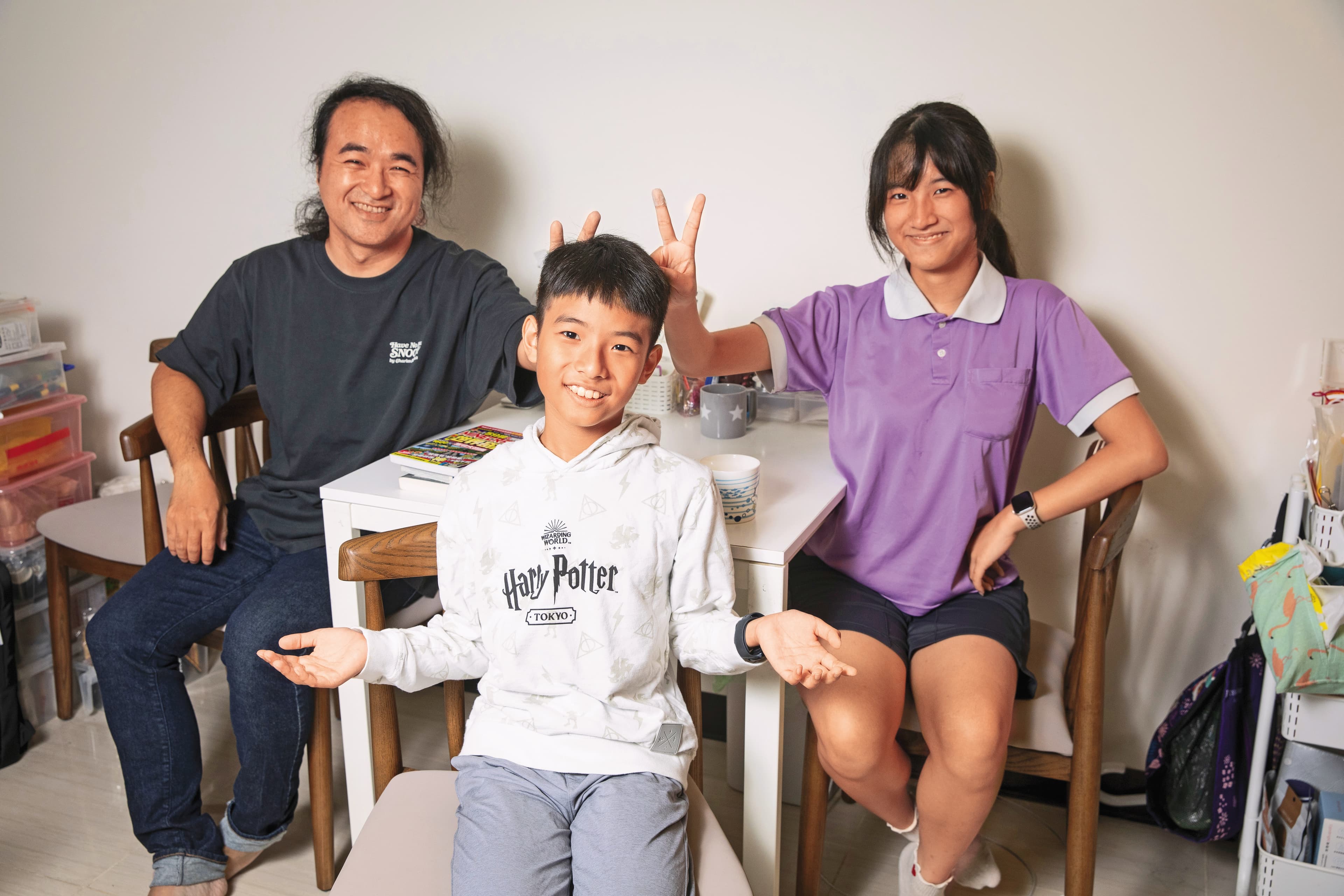 海馬爸爸劉育嘉（左）成功引導海馬（中）和女兒海星（右）學寫程式。