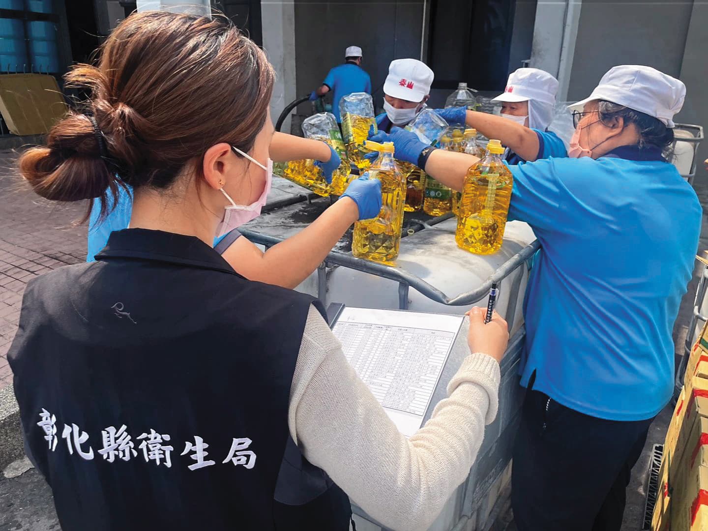 油品廠：彰化縣衛生局前往泰山企業田中總廠，執行問題油品清點及銷毀。（彰化縣府提供）
