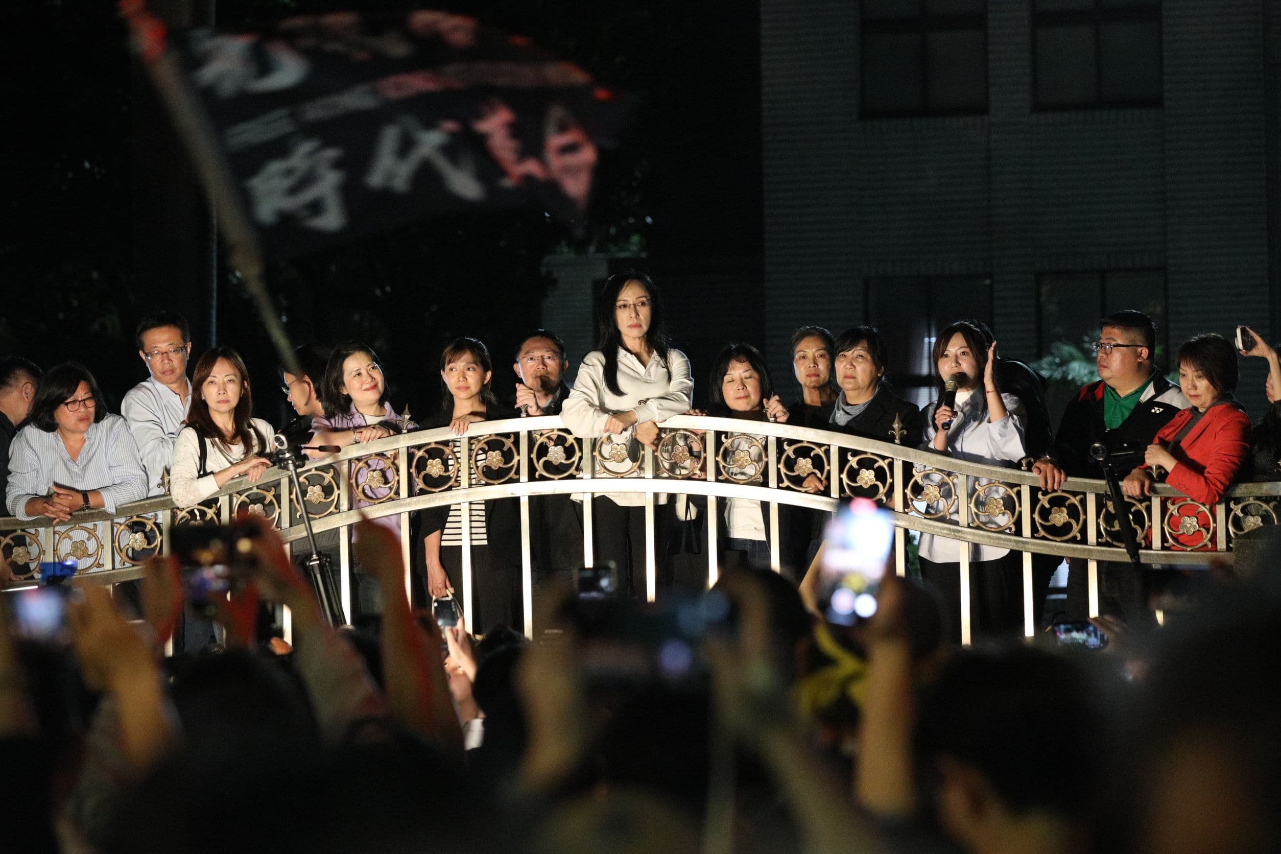 民進黨立委到立法院門口向前來抗議黑箱法案的民眾致意。