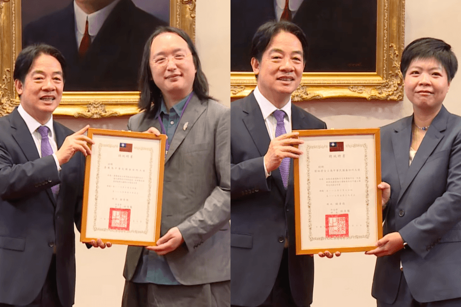 前數發部長唐鳳（左圖右）和棒球協會女裁判劉柏君（右圖右）也獲頒無任所大使聘書。（翻攝自presidentialoffice YouTube）
