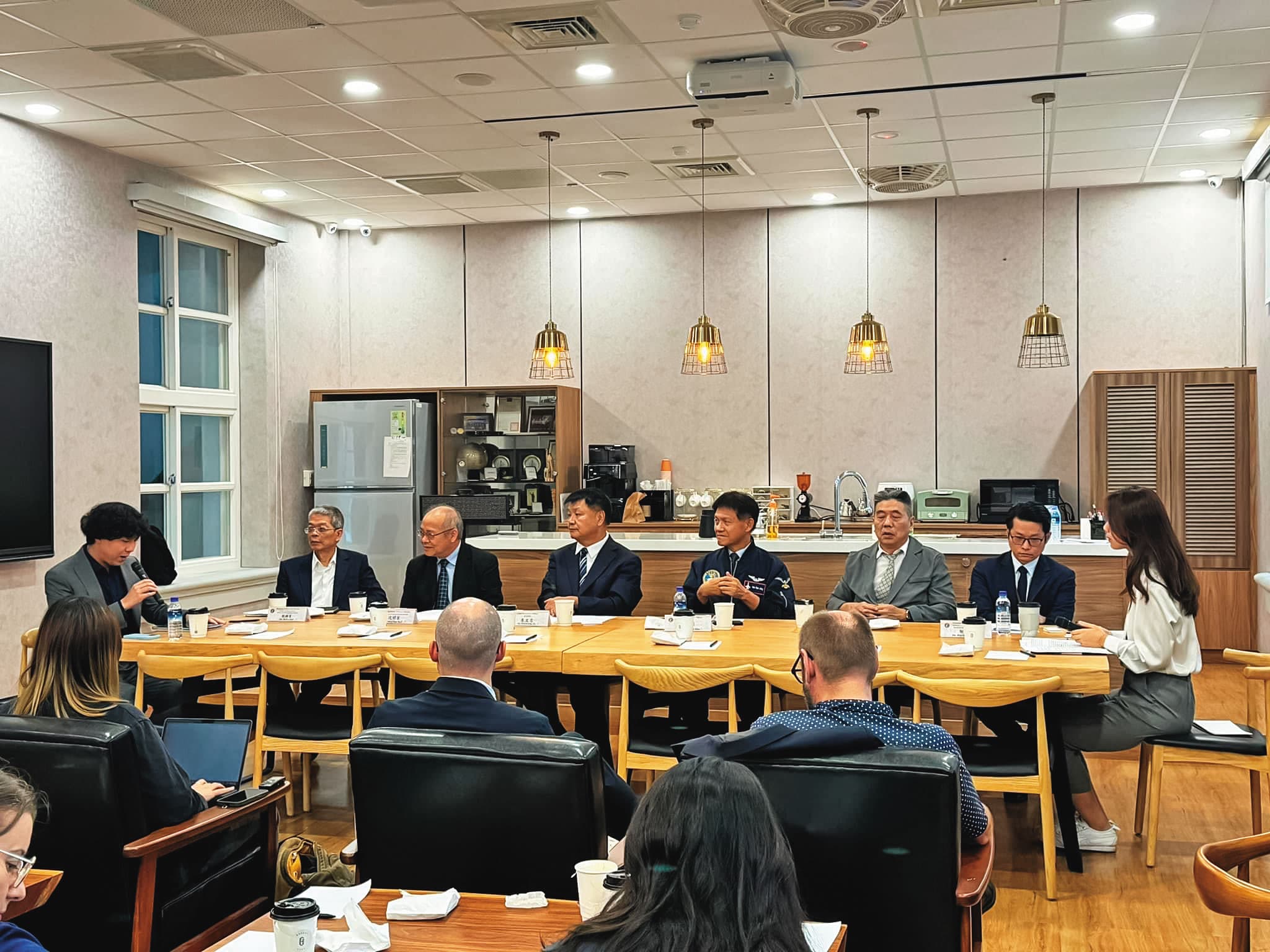 李文忠上任後也與駐台外媒座談，說明未來工作方向。（翻攝國防院官網）