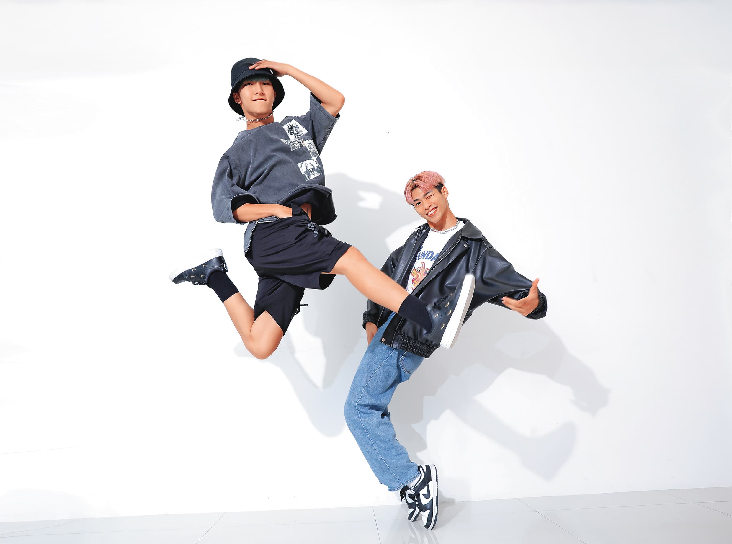 小孩（左）跟蔡承祐（右）2022年曾經接受Podcast節目《娛樂私下說》專訪。