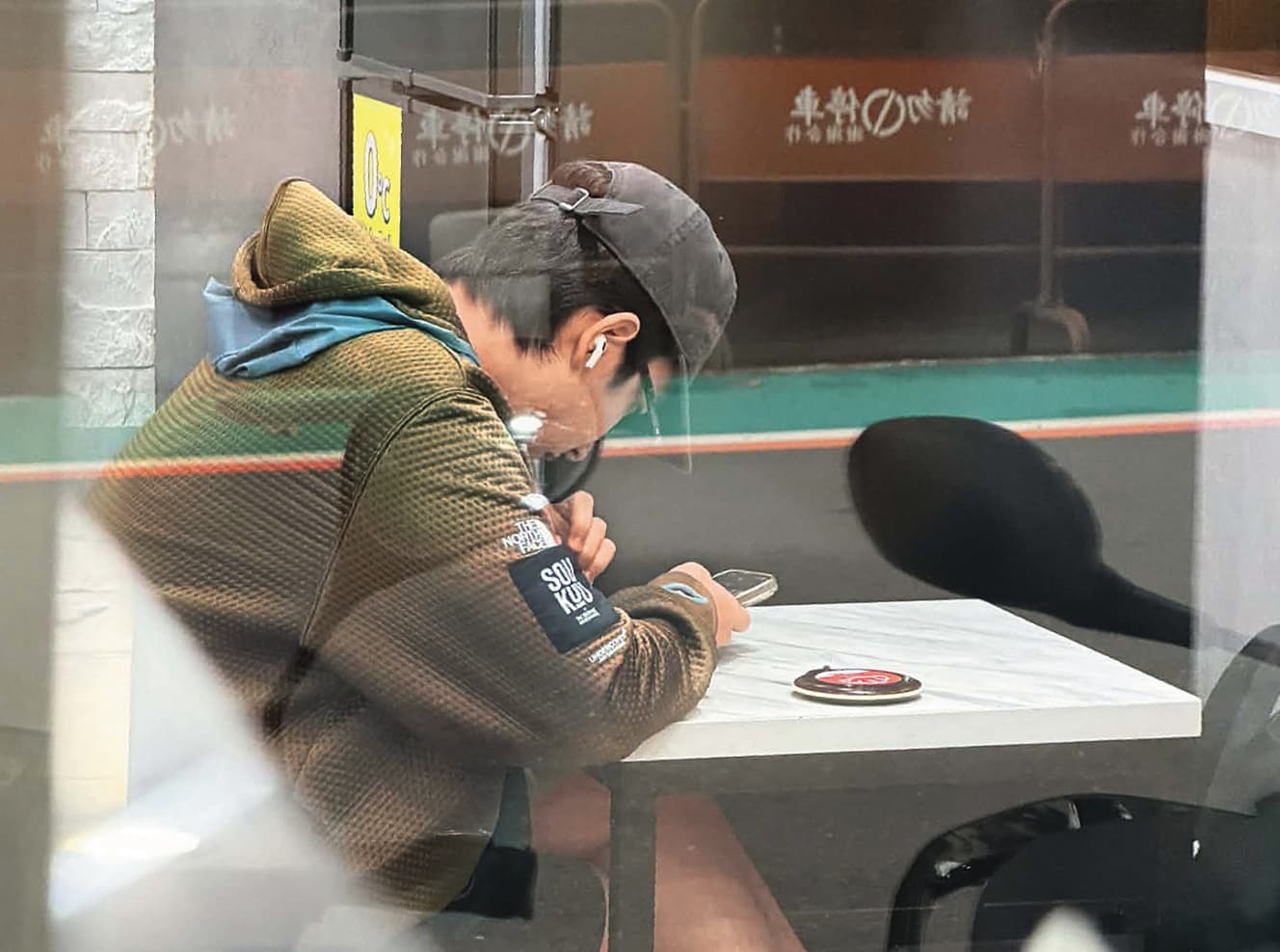 3月29日15:38，此時曾敬驊就坐在附近的連鎖餐飲店，獨自點餐享用。