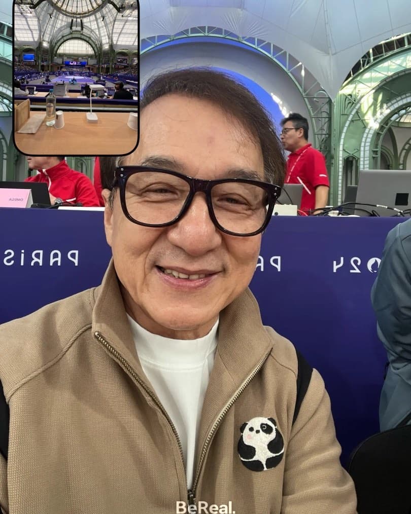 成龍在跆拳道賽事開始擔任「三擊棍」的嘉賓，隨後在頒獎階段也現身向選手道賀。（翻攝自臉書Paralympic Games）