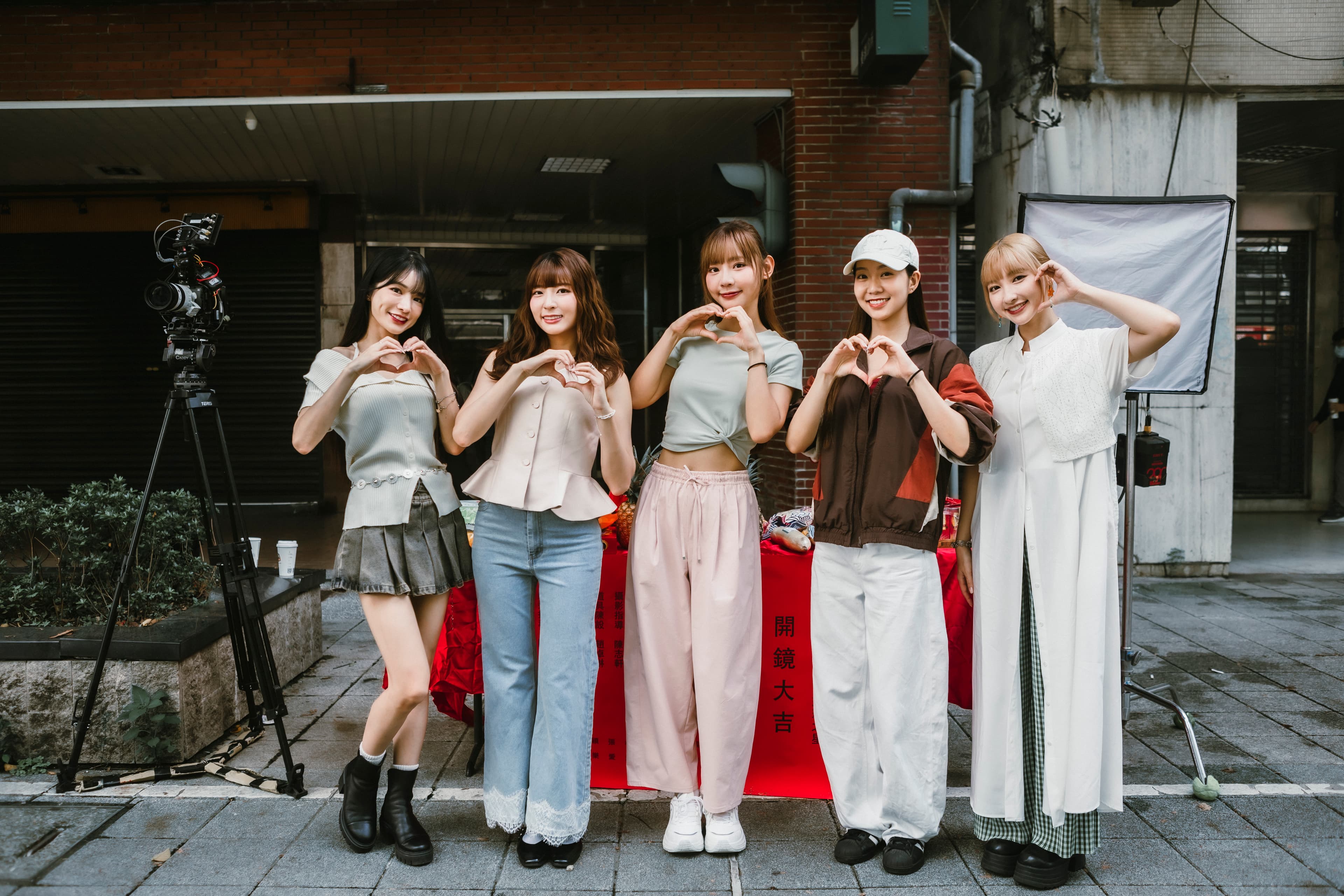 《應援帝國，璀璨之星》集結啦啦隊女神合體。 （左起岱縈、瑟七、小映、侯芳、張愛）。原來娛樂 提供