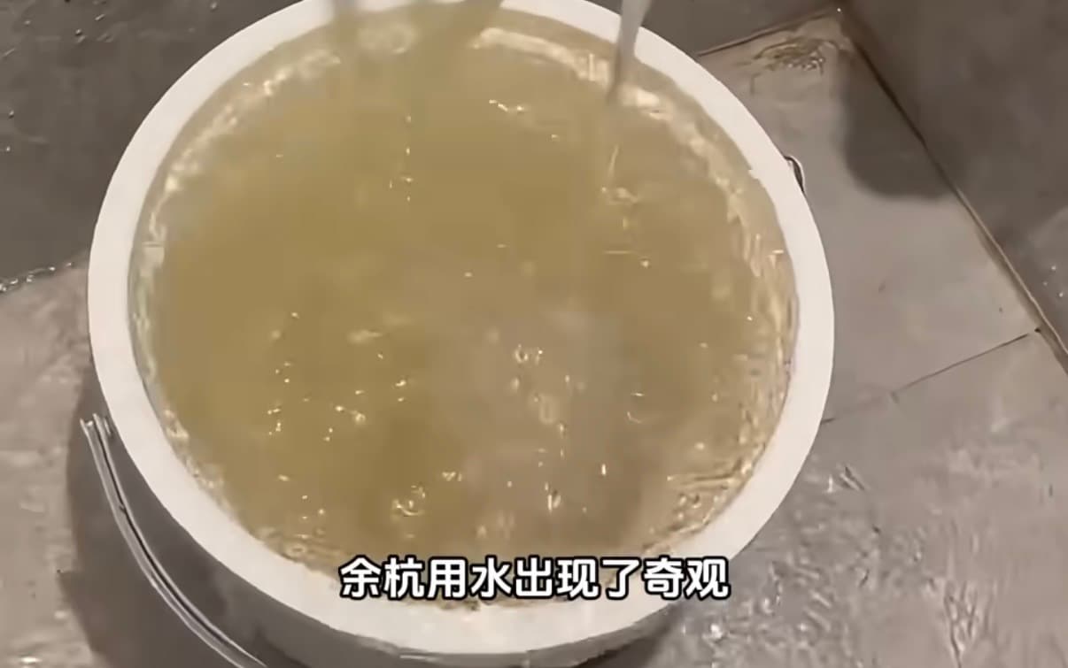水龍頭流出來的水都相當混濁，讓杭州居民相當慌張。（翻攝自微博）