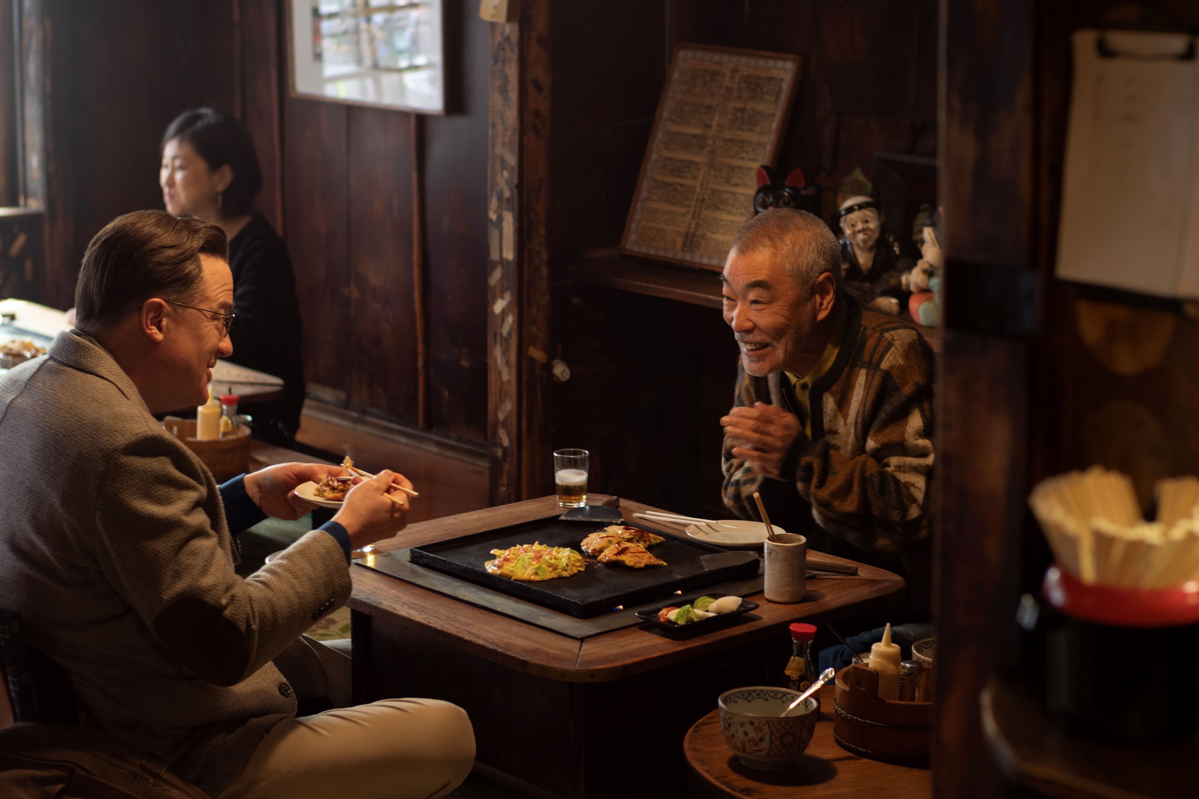 布蘭登費雪（左）與日本國寶級演員柄本明（右）發展出動人的忘年之交。（20世紀影業提供）