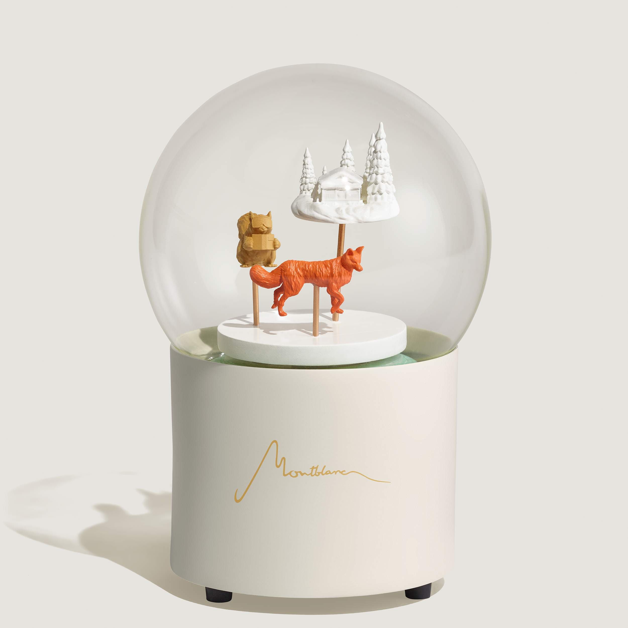 水晶球音樂盒內飾有微型山間小屋、狐狸和正在閱讀的松鼠。（MONTBLANC提供）