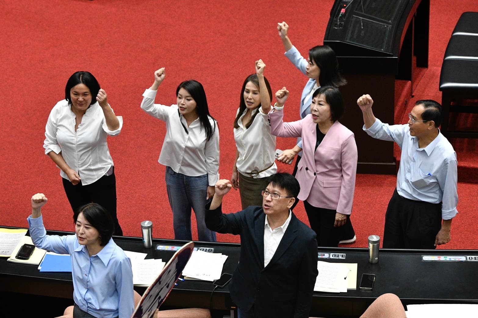 高金素梅為了原住民預算案，跟行政院長卓榮泰抗議。