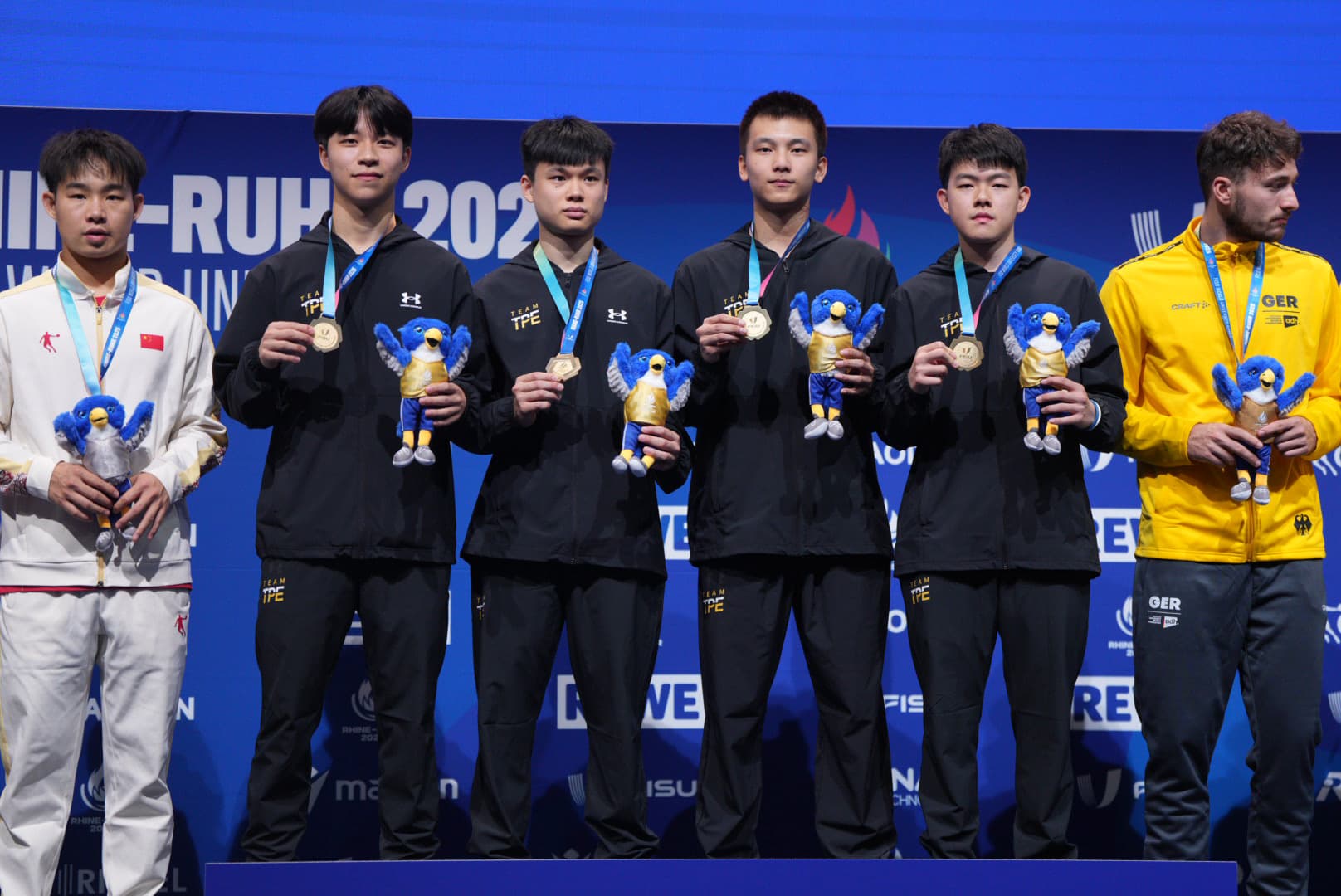 台灣桌球男團在世大運以3比2擊敗中國，勇奪賽史首面金牌。（大專體總提供）
