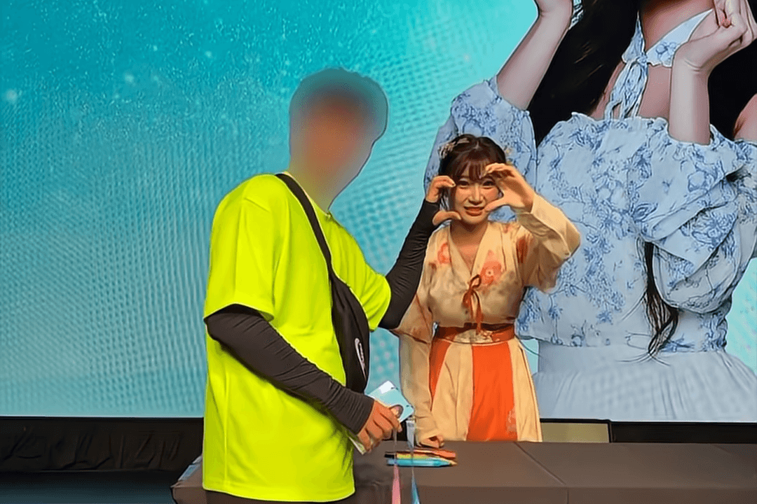 李珠珢合影粉絲面露嫌棄表情引起網友討論。（翻攝自내맘찍영 YT頻道）