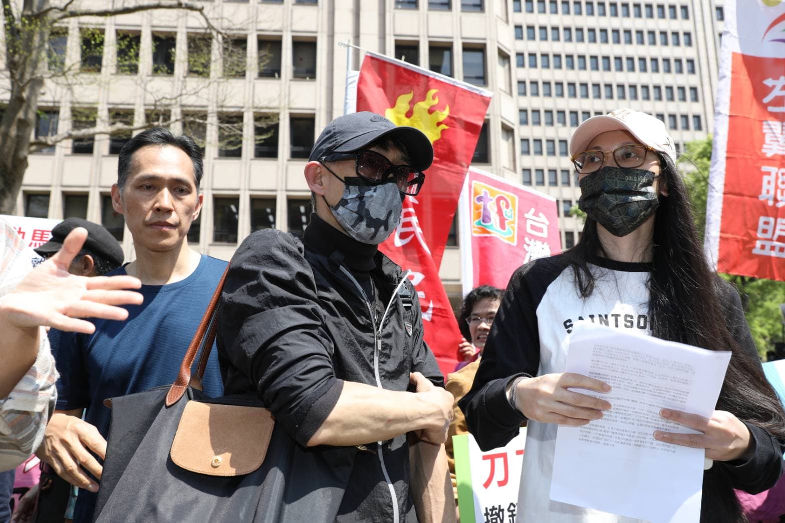 亞亞與她老公今上午現身內政部外，亞亞還喊「主張和平統一」。 