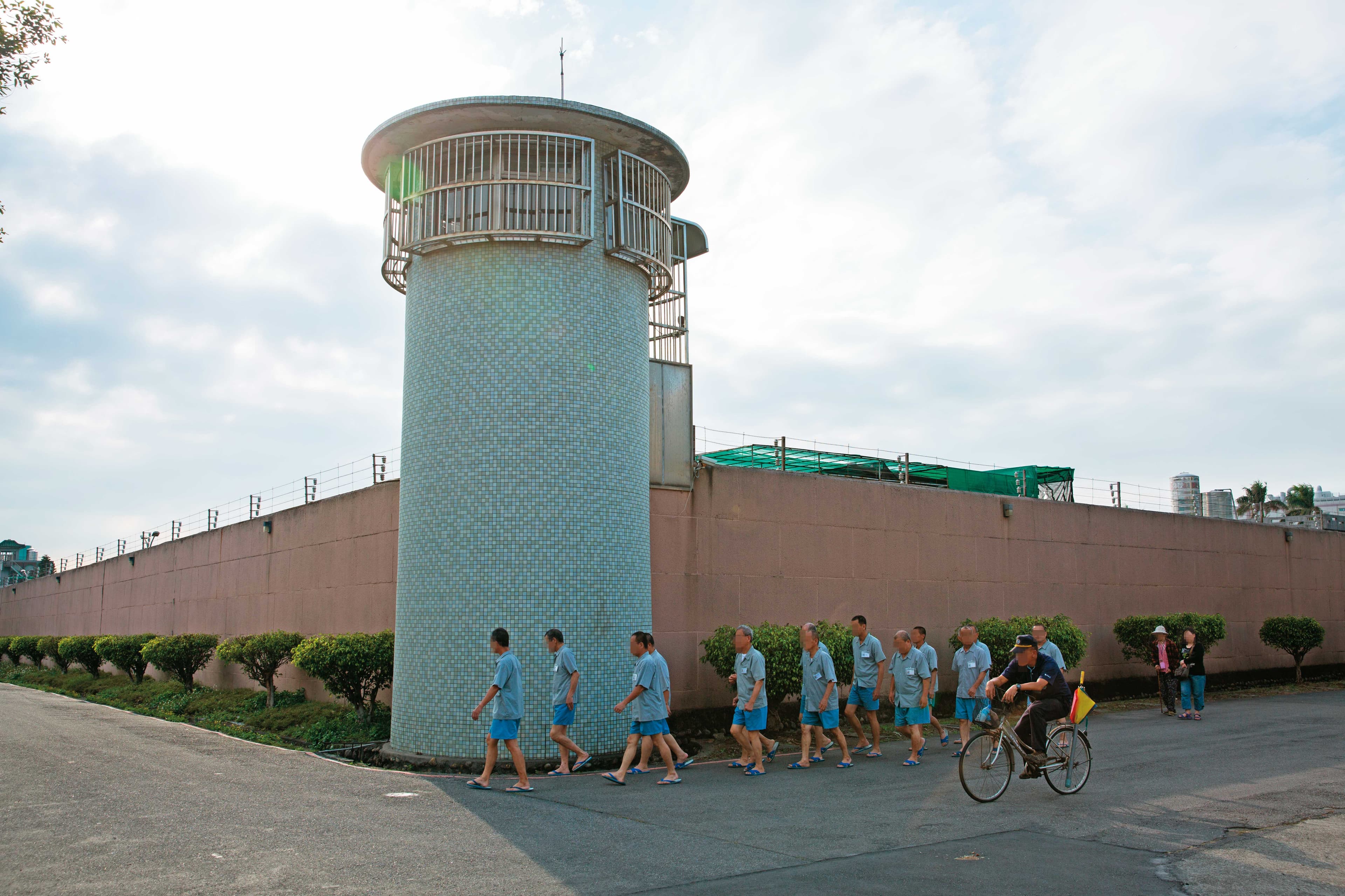 台北監獄收容近4,000名受刑人，管理員共300人。