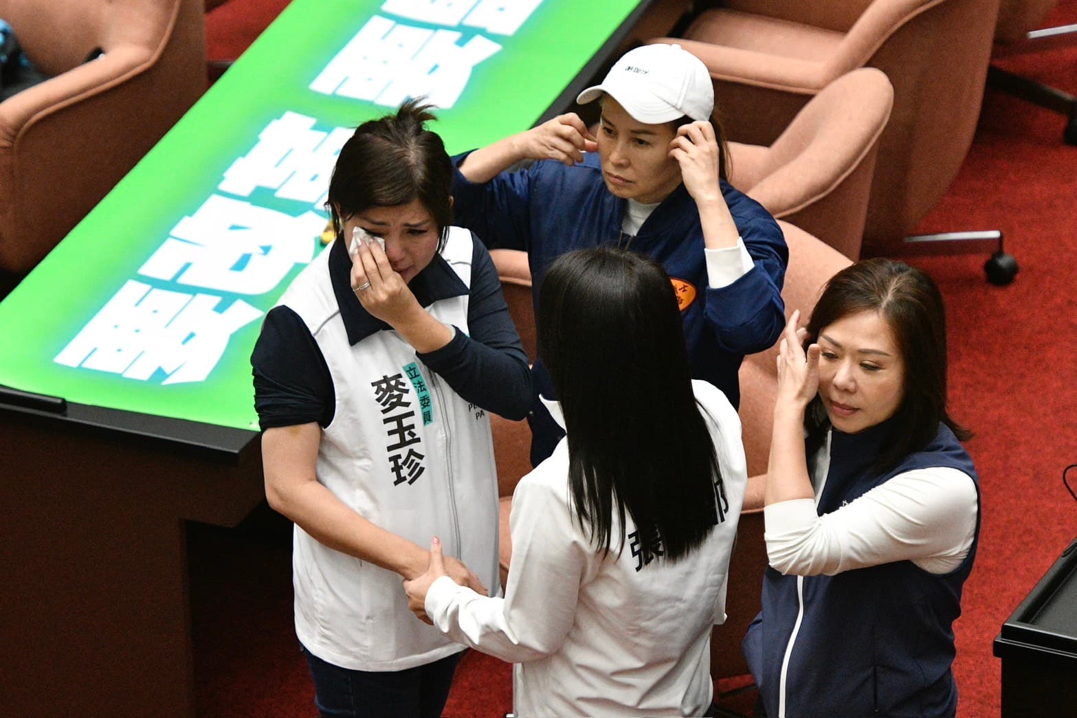麥玉珍被林淑芬推了3次後，又被她右鉤拳毆打左臉，事後麥激動哭訴，引來藍委上前關心。