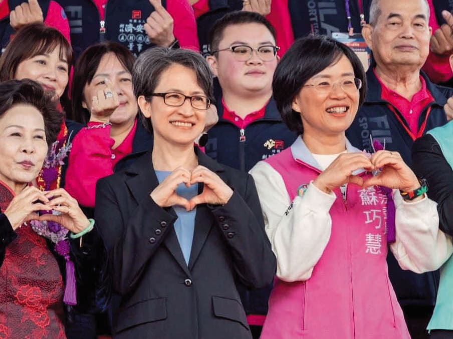 蕭美琴（前左）陪同蘇巧慧（前中）拜廟，讚蘇有乃父之風。（翻攝蕭美琴臉書）