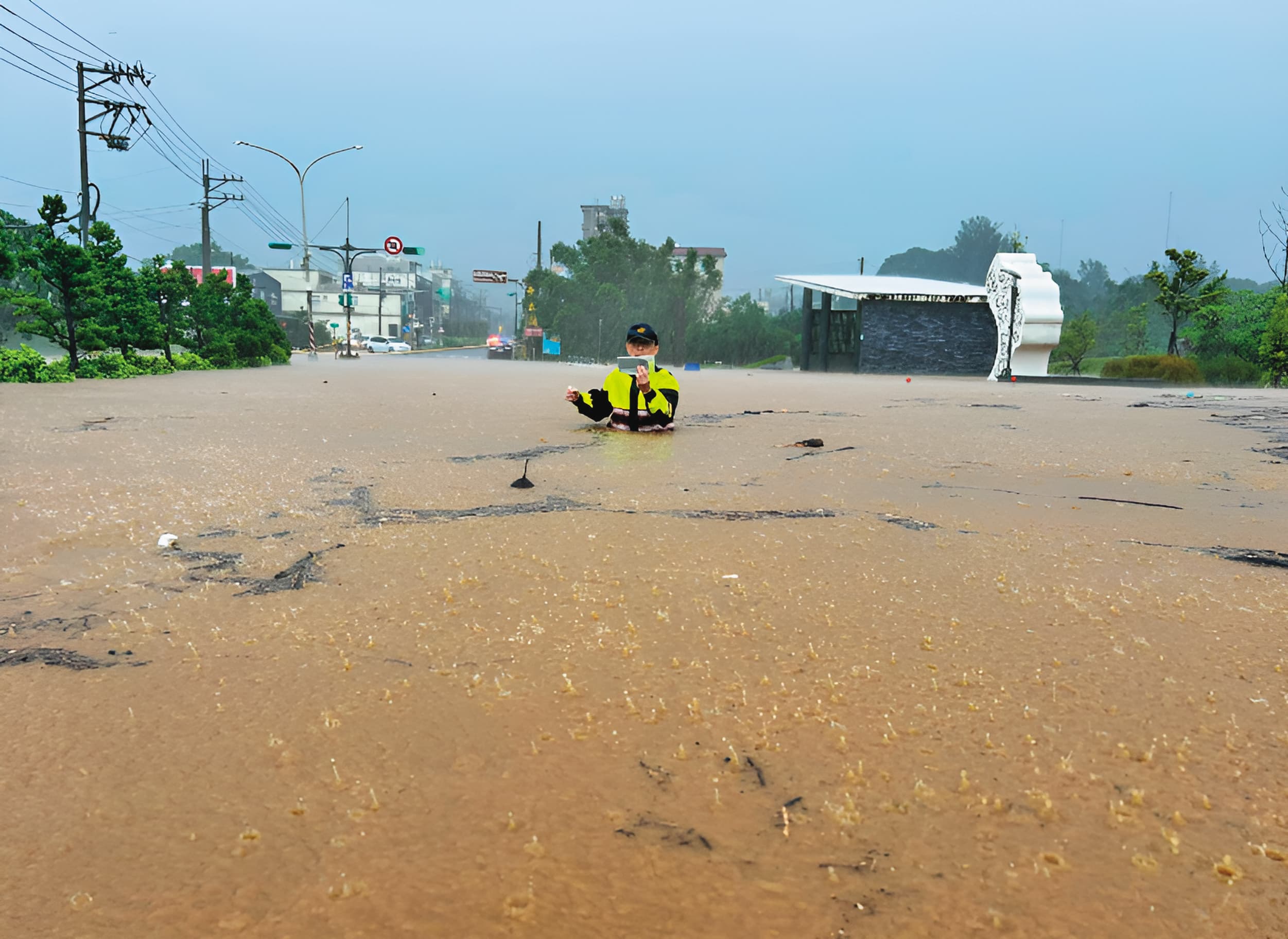 新北市金山區因為暴雨導致大淹水，水深及腰。（讀者提供）
