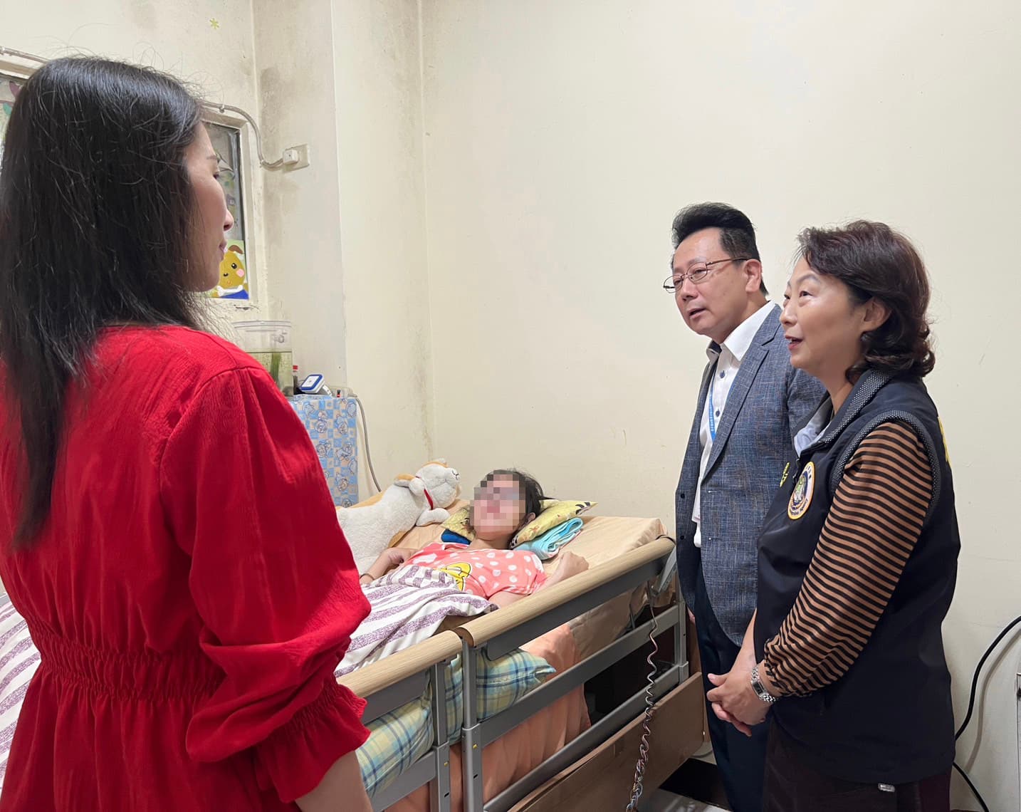 移民署與賽珍珠基金會代表誠毅公司探視罕病新二代家庭，並代轉其捐贈善款慰問。（移民署提供）