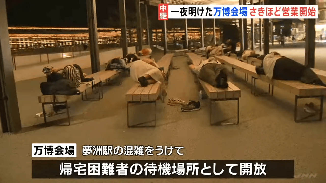 8月13日因大阪地鐵停駛，3萬名遊客被迫滯留大阪萬博會場，找到空地就直接躺下休息。（翻攝自 TBS NEWS DIG Powered by JNN YouTube）