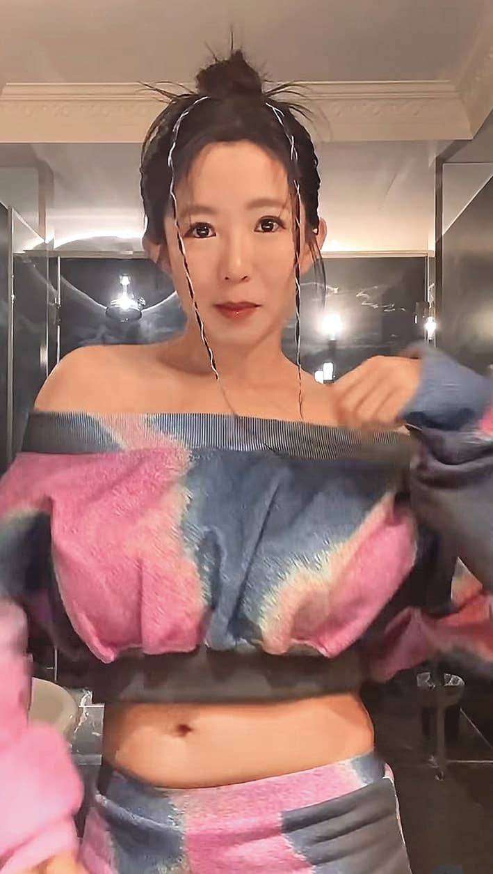 徐若瑄妳不孤單～看郭書瑤這肥美小肚腩，意圖使人來碗鮪魚肚丼飯。（翻攝自郭書瑤IG）