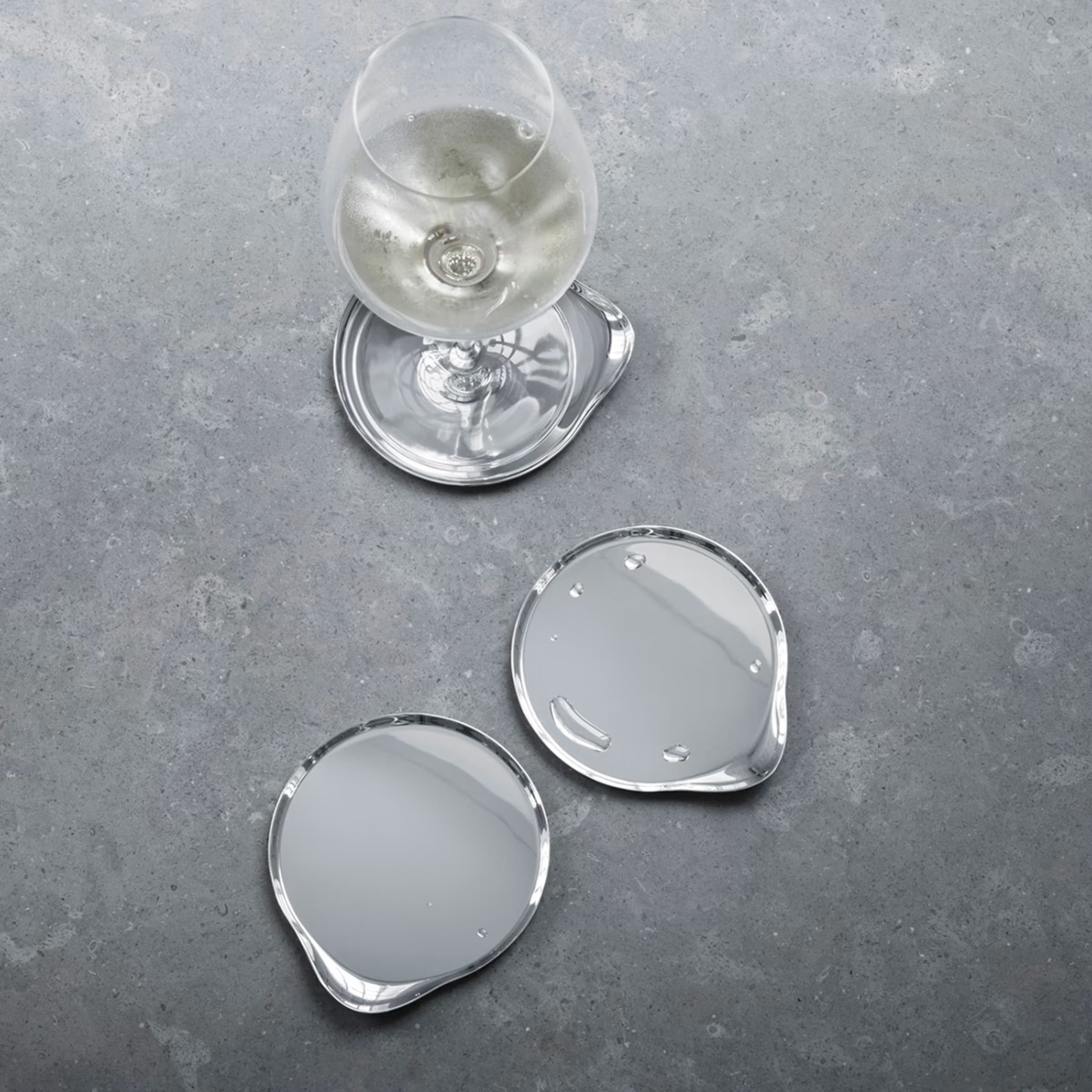WINE Coasters鏡面拋光不銹鋼杯墊四件組。NT$2,600 （翻攝自喬治傑生官網）                       
