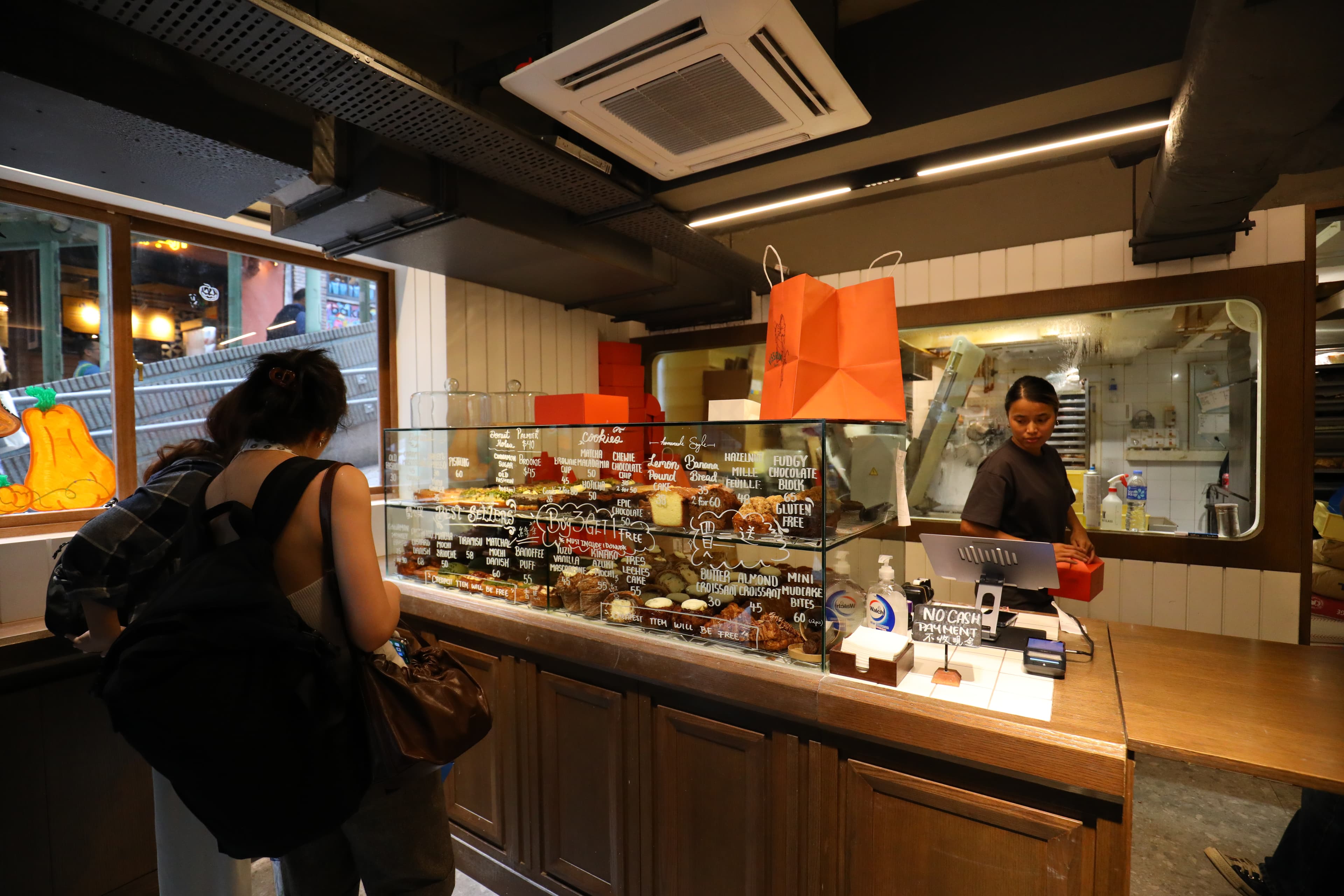 「Vission Bakery」就位在士丹頓街的斜坡上，是最近在香港爆紅的烘焙坊。
