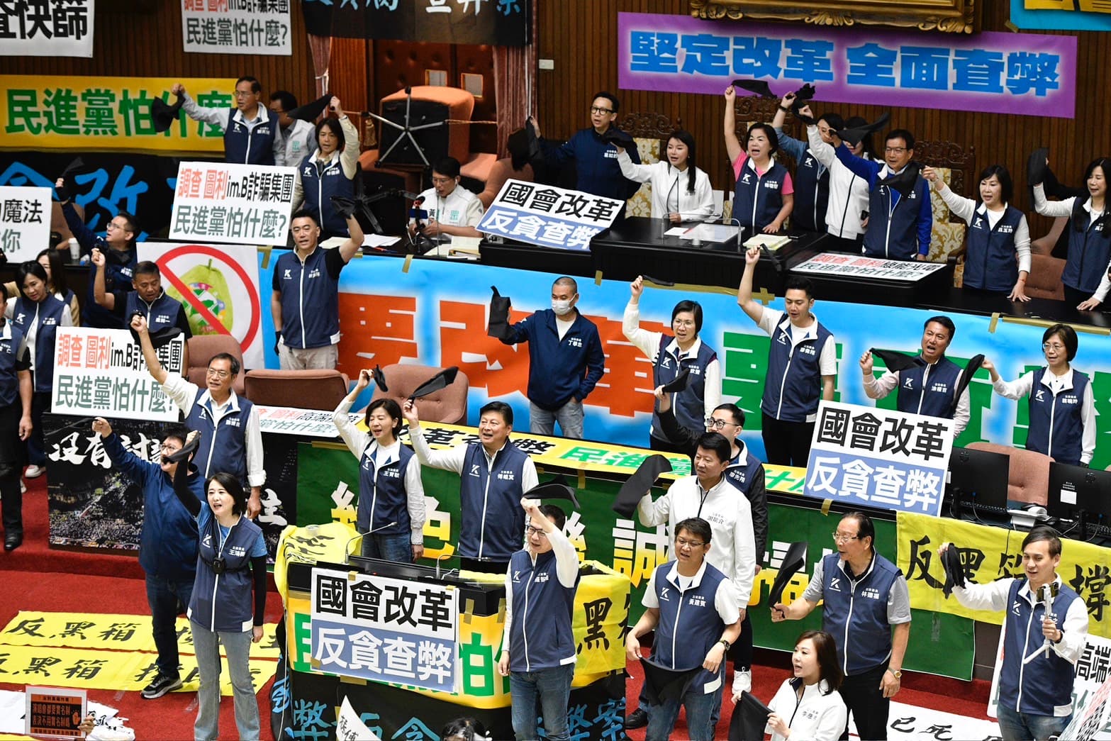 藍委們在書記長洪孟楷帶領下舉起黑布條，高喊「掀開黑布、拒絕黑箱、反貪腐、查弊案」。