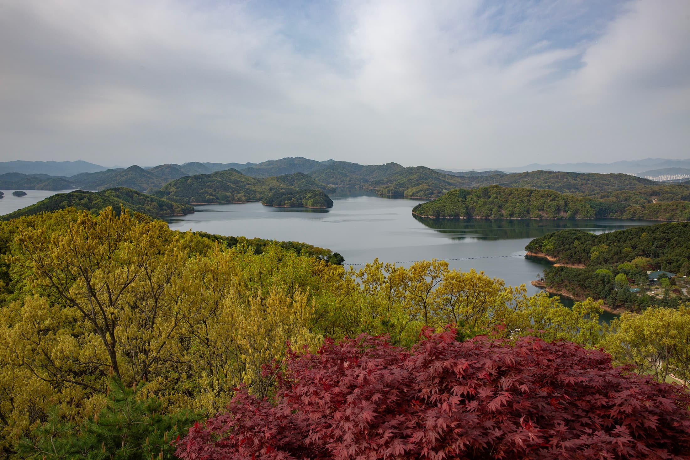 透過鏡頭俯瞰，能感受忠清北道境內不輸海濱的壯麗湖泊與綿延山巒。