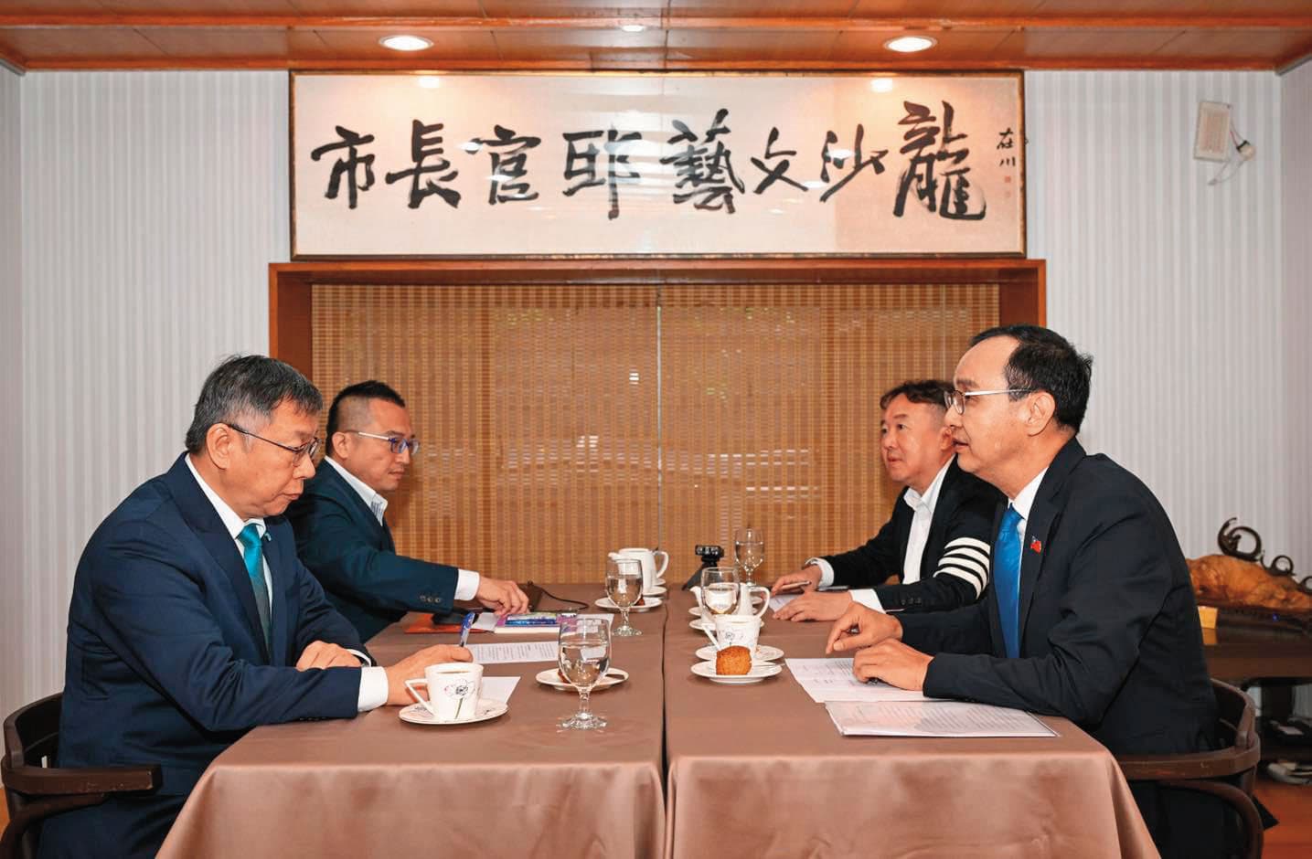 江俊霆（右後）被譽為「點子王」，去年總統大選藍白協商期間，朱立倫（右前）派他作為與白營溝通的橋樑，受重視度可見一斑。（翻攝朱立倫臉書）