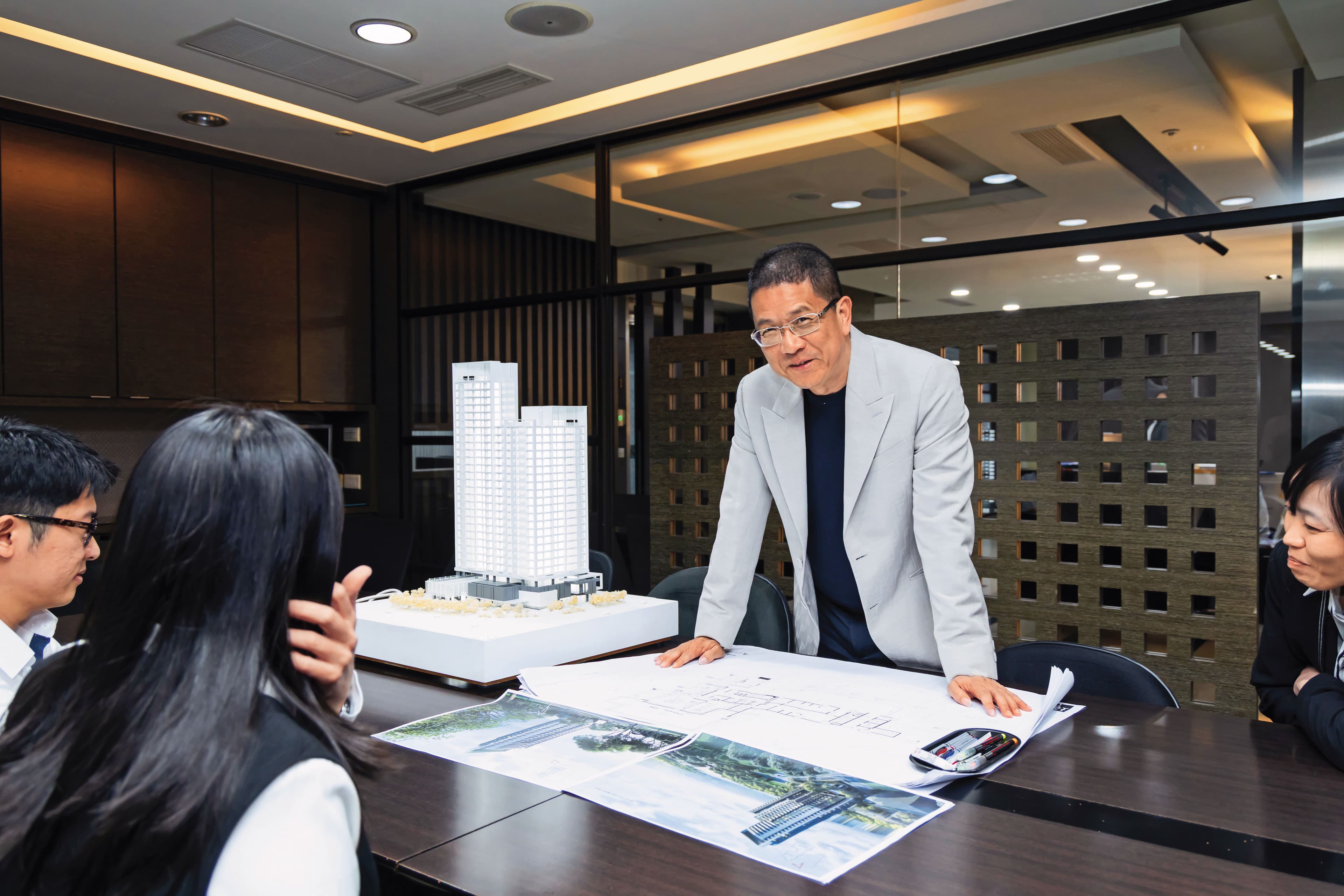 呂金發事必躬親，他在建築界30多年，從建築圖到銷售說明書、廣告宣傳手冊，甚至是客服紀錄，每一個細節都要親自把關。