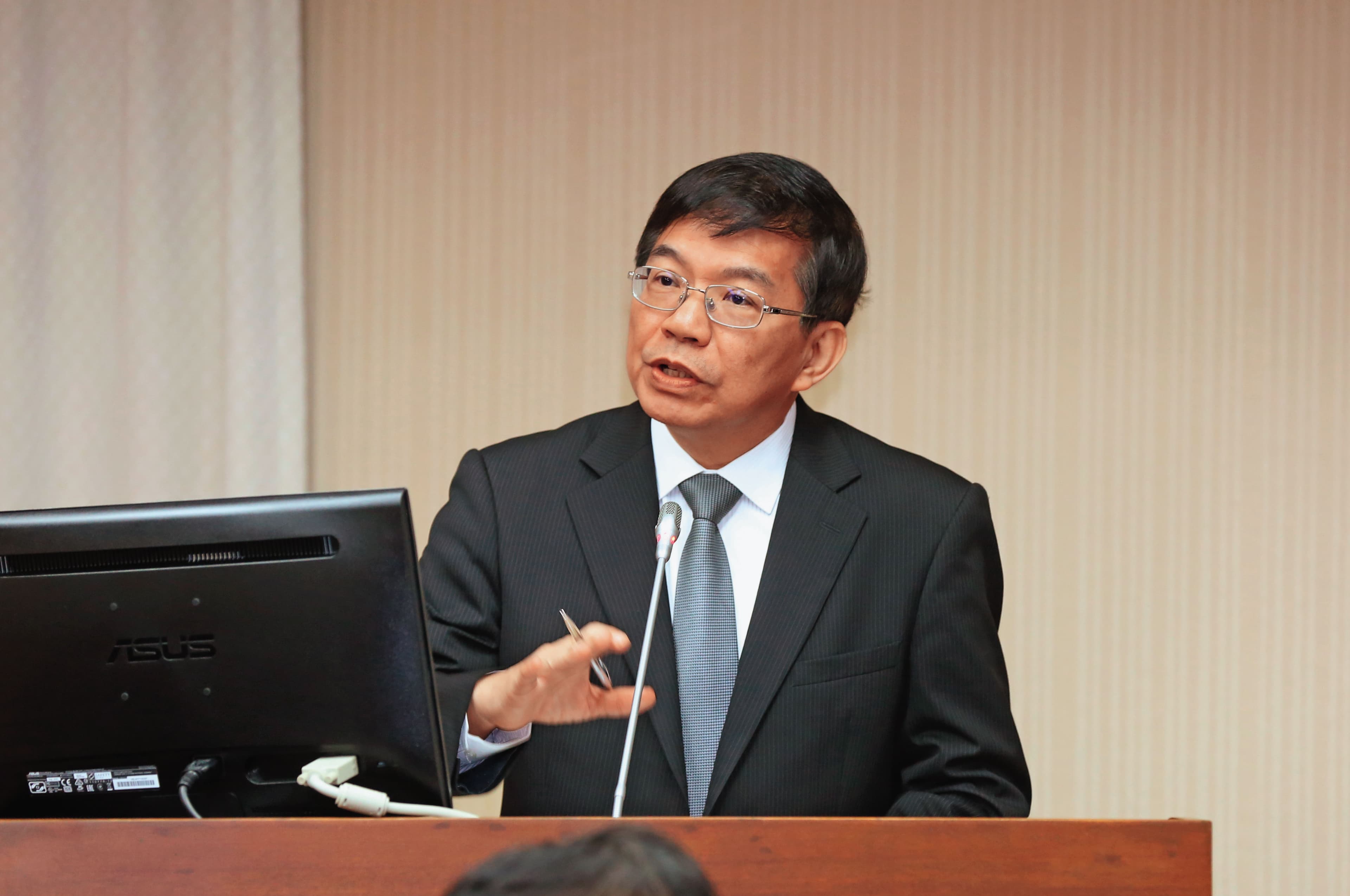 業界不滿政祭禁團令，但交通部長王國材認為發球權在中國手上。