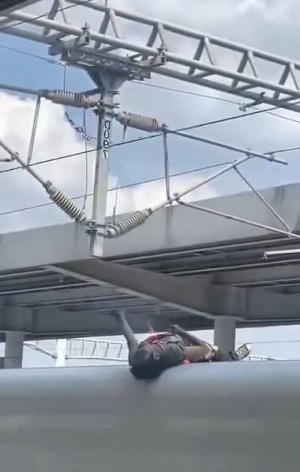 中國男觸電後昏厥。（翻攝網路）