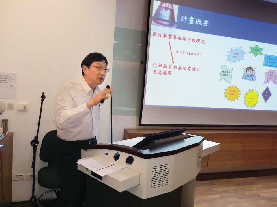 張振平擁有台大博士學位，經常四處演講授課。（翻攝張振平臉書）