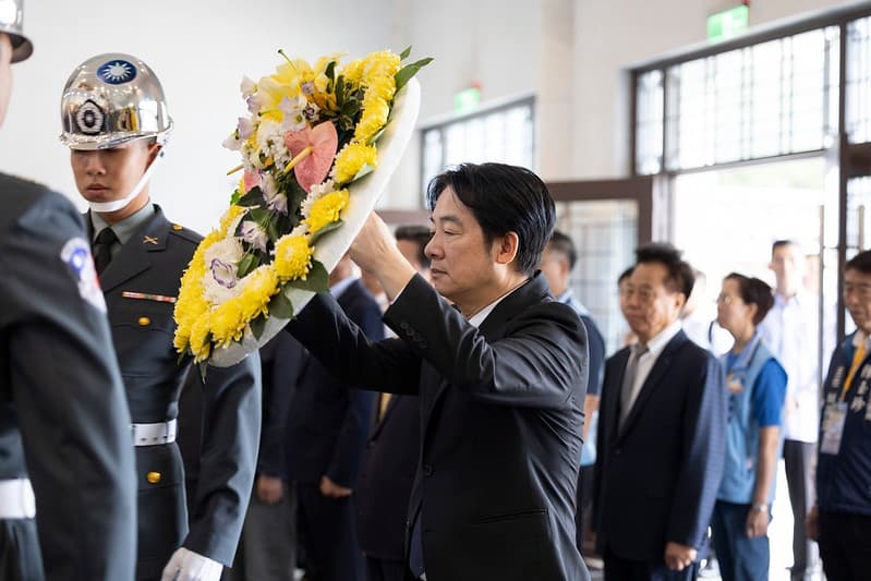 賴清德抵達金門後，首先前往太武山忠烈祠擔任主祭，向將士們上香、獻花、獻禮。（總統府提供）