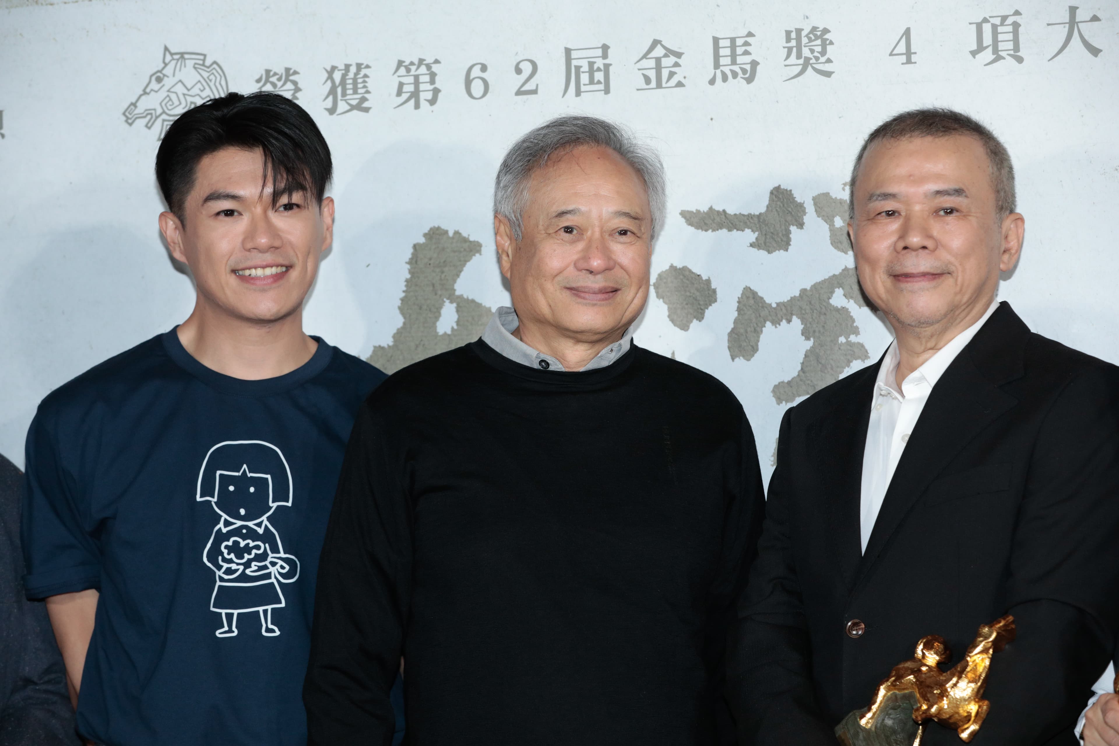柯煒林與李安及陳玉勳拍照。